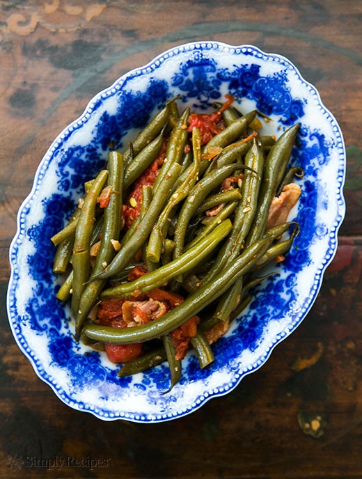 Green beans with tomatoes and bacon