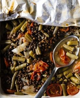 Green beans with tomatoes, lentils, and onions