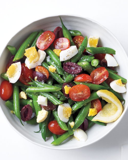 Green beans with tomatoes, olives, and eggs