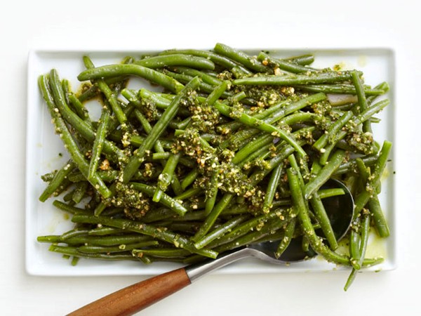 Green beans with walnut-parsley sauce