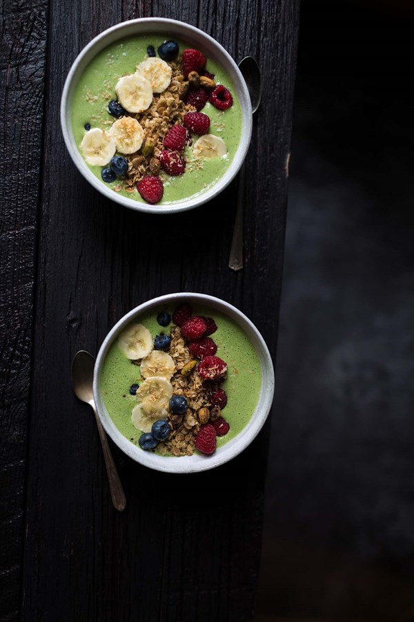 Green berry granola smoothie bowl