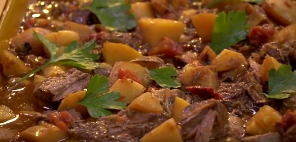 Green chile-braised beef with potatoes and caramelized onions (Carne de res guisada con chile verde, papas y cebollas caramelizadas)