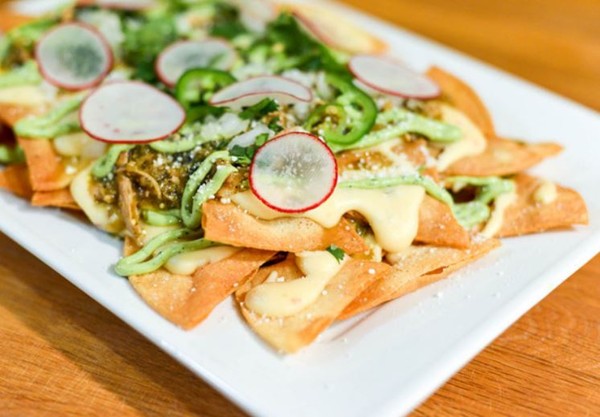 Green chile chicken nachos