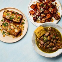 Green chilli con carne with warm cornbread
