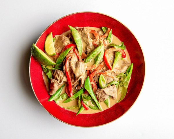 Green curry beef with snap peas