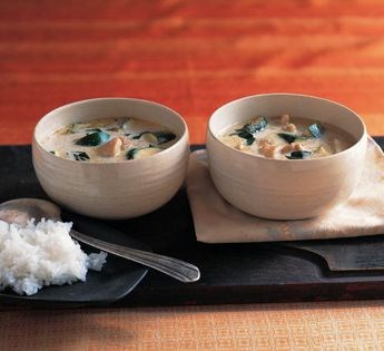 Green curry chicken with zucchini (Gaeng kiow wahn gai)