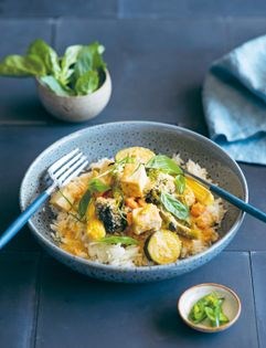 Green curry of tofu and vegetables