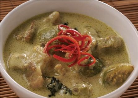 Green curry with pork, eggplant and basil (Kaeng khiew wan moo)