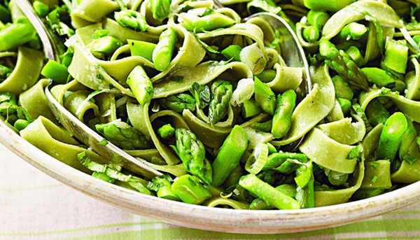 Green fettuccine with asparagus, basil, and butter