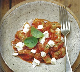 Green gnocchi with tomato and mozzarella (Gnocchi verdi al pomodoro e mozzarella)