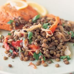 Green lentil salad with red peppers and shallots