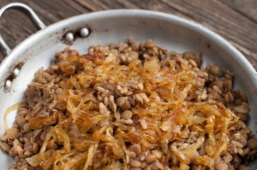 Green lentils, rice and caramelized onions