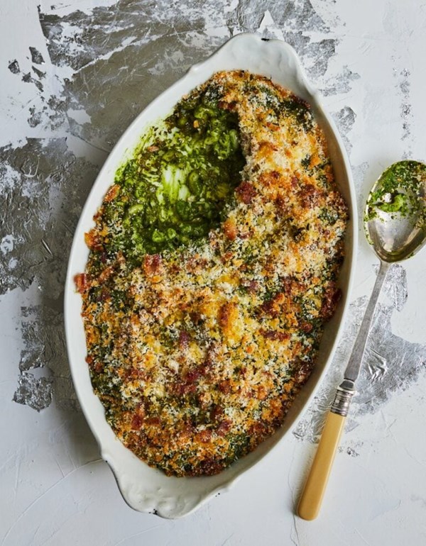 Green mac and cheese with bacon crumb 