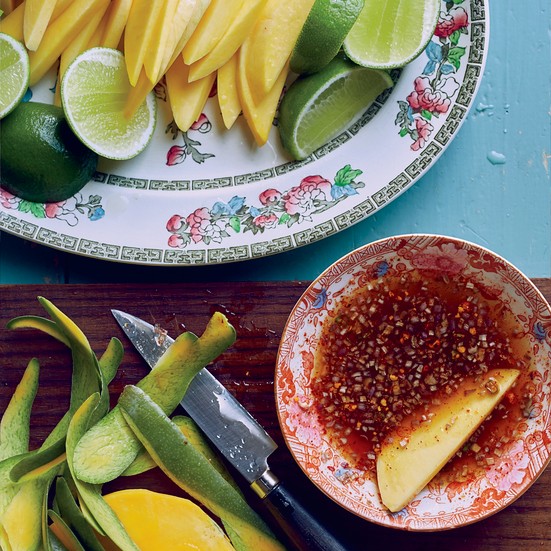 Green mango with dipping sauce (Mak muang som klub jaew wan)