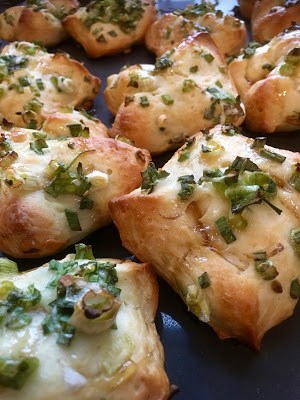 Green onion baked buns (Táishì cōnghuā miànbāo  / 台式蔥花麵包)