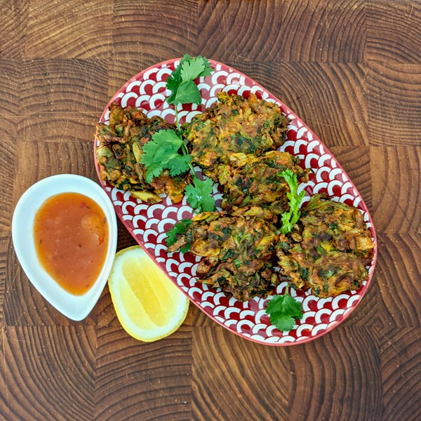 Green onion fritters (Vengaya bhaji)