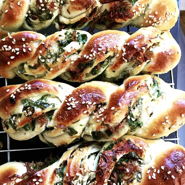Green onion twists (Xiāngcōng miànbāo / 香蔥麵包)