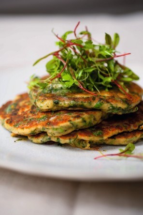 Green pancakes with lime butter