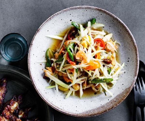 Green papaya salad (Som dtam malakor)