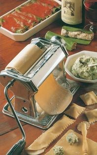 Green pasta tubes with meat filling (Cannelloni verdi con ripieno di carne)