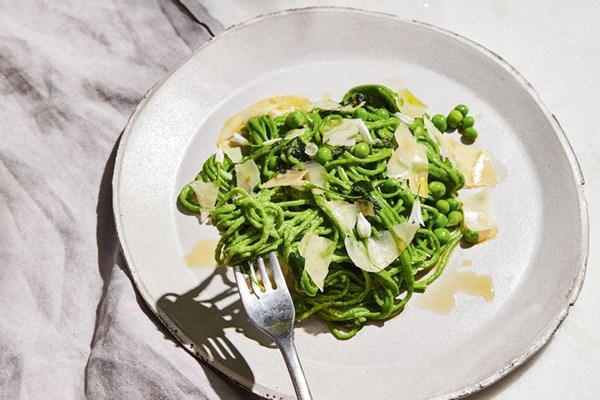 Green pasta with zucchini, sage and peas