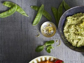 Green pea hummus with fresh mint