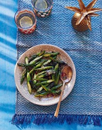 Green peppercorns asparagus (Prik Thai orn kab nor mai farang)