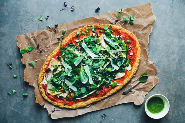 Green pizza with a cauliflower base [basic tomato sauce; basil & lemon sauce]