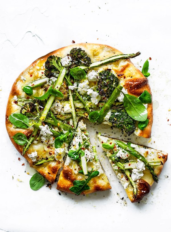 Green pizza with ricotta and lemon