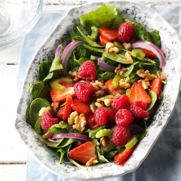 Green salad with berries