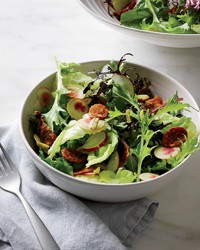 Green salad with chorizo chips