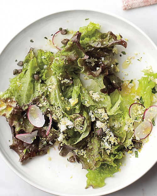 Green salad with crumbled eggs