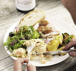 Green salad with grapes and roasted hazelnuts