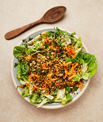 Green salad with grated carrot and pistachio