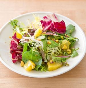 Green salad with oranges and pistachios