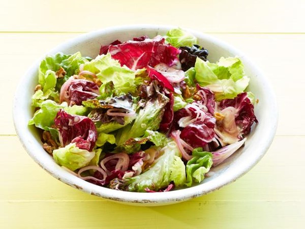 Green salad with pickled shallots