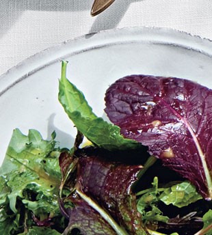 Green salad with sauce vinaigrette