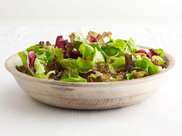 Green salad with shallot dressing