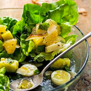 Green salad with tropical fruit