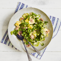 Green salad with walnuts