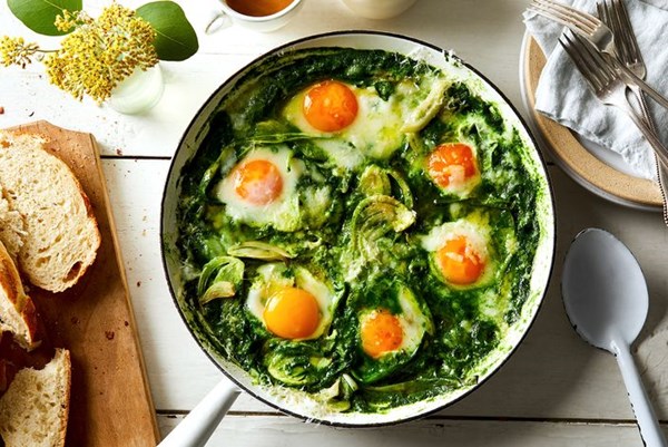 Green shakshuka with cheese 