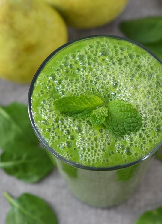 Green smoothie with spinach, pear, and ginger 