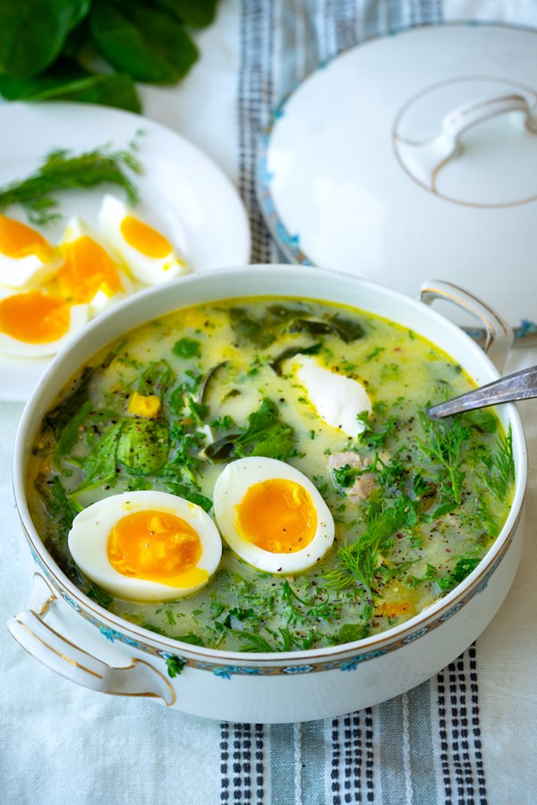 Green sorrel borscht with semisoft egg