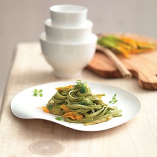 Green spaghettoni with zucchini purée (Spaghettoni verdi con salsa di zucchine)