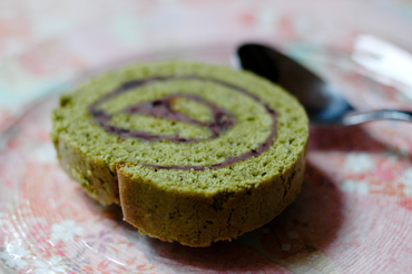 Green tea and red bean [matcha and azuki] cake roll (Gâteau roulé matcha et azuki)