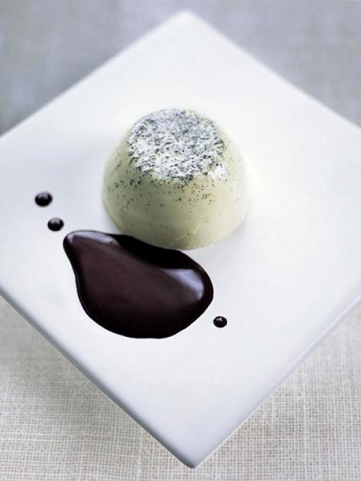 Green tea and vanilla panna cotta with chocolate sauce
