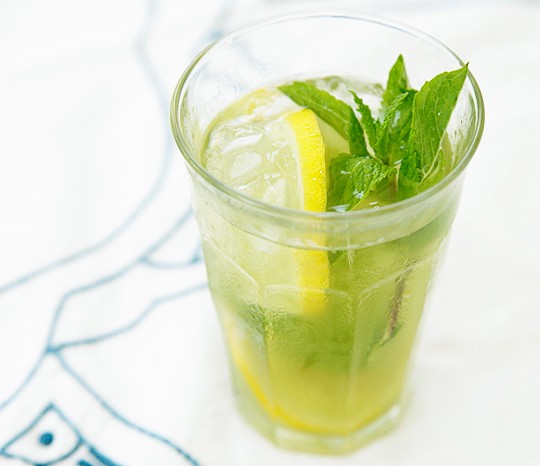 Green tea, bubbles, lemon and mint
