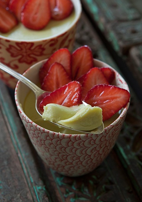 Green tea creams with strawberries