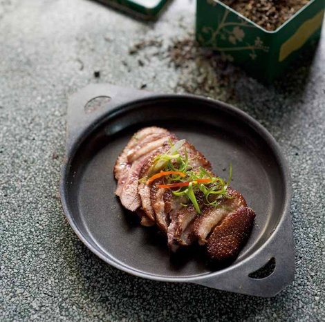 Green tea-smoked duck (Vit xong khoi)
