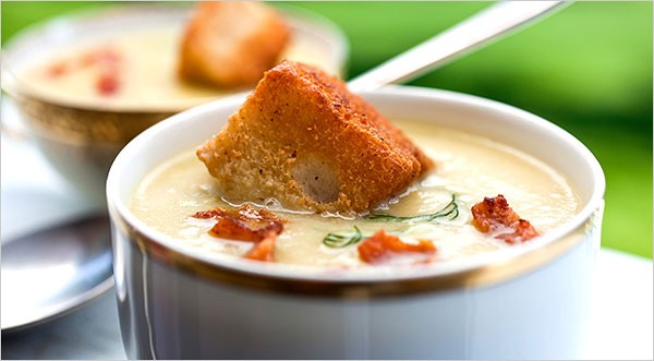 Green tomato soup with bacon and brioche croutons
